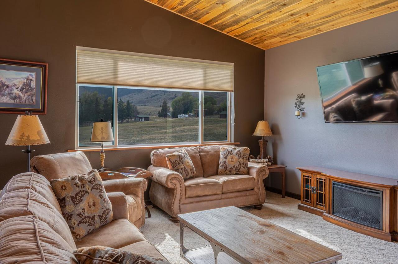 גרדינר Bison Lodge - Lg Home - 2 Bedrooms - Less Than 5 Miles To Yellowstone North Entrance, Sleeps Up To 8 מראה חיצוני תמונה