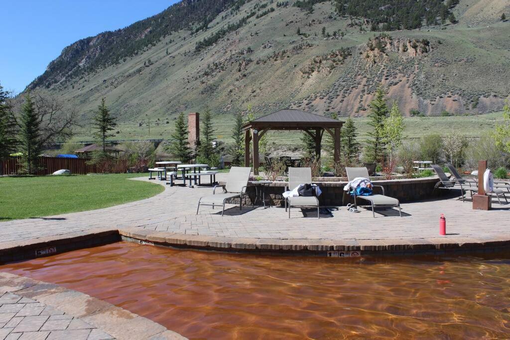 גרדינר Bison Lodge - Lg Home - 2 Bedrooms - Less Than 5 Miles To Yellowstone North Entrance, Sleeps Up To 8 מראה חיצוני תמונה