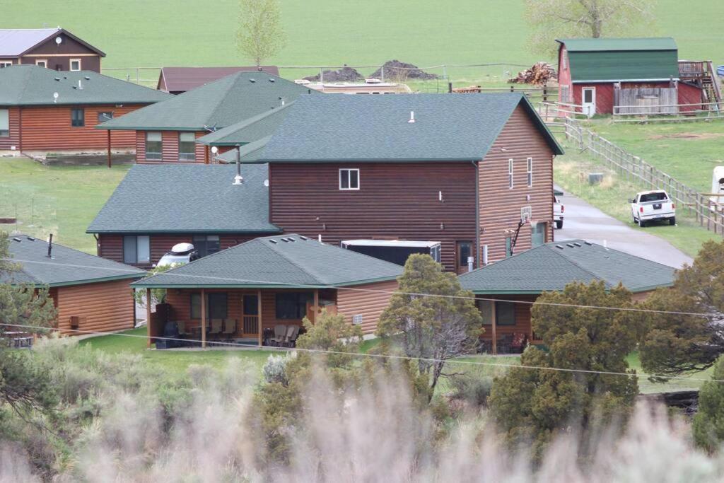 גרדינר Bison Lodge - Lg Home - 2 Bedrooms - Less Than 5 Miles To Yellowstone North Entrance, Sleeps Up To 8 מראה חיצוני תמונה