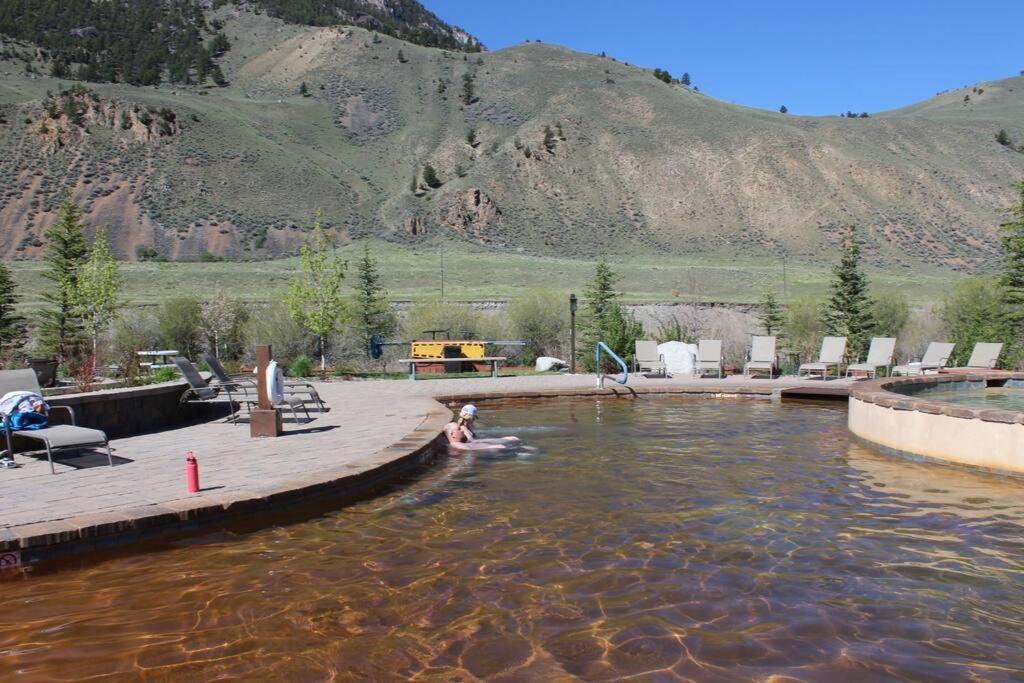 גרדינר Bison Lodge - Lg Home - 2 Bedrooms - Less Than 5 Miles To Yellowstone North Entrance, Sleeps Up To 8 מראה חיצוני תמונה