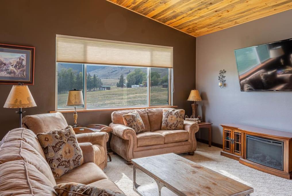 גרדינר Bison Lodge - Lg Home - 2 Bedrooms - Less Than 5 Miles To Yellowstone North Entrance, Sleeps Up To 8 מראה חיצוני תמונה
