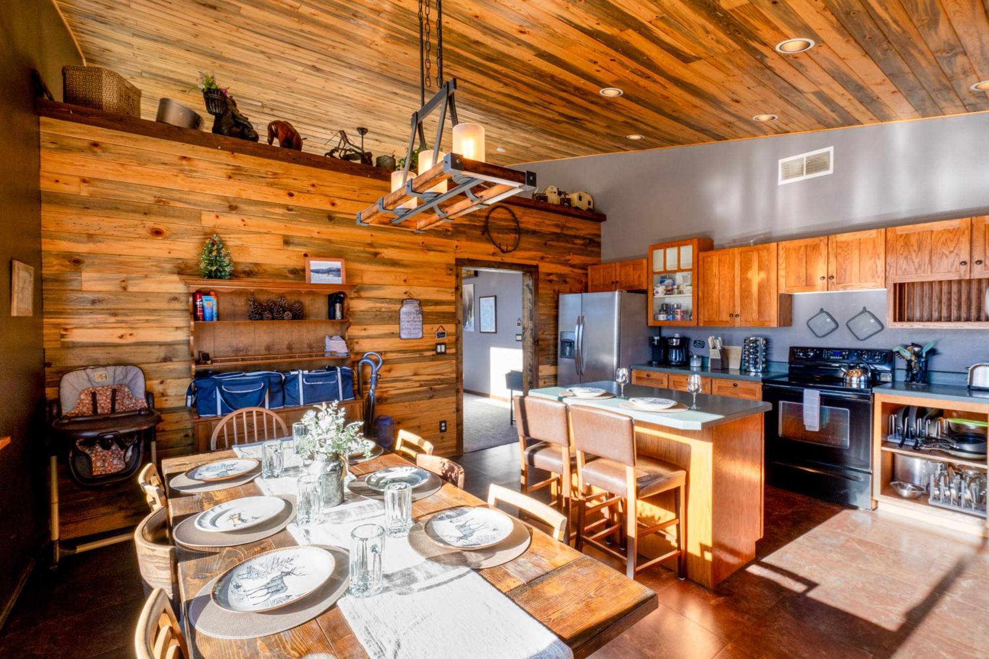 גרדינר Bison Lodge - Lg Home - 2 Bedrooms - Less Than 5 Miles To Yellowstone North Entrance, Sleeps Up To 8 מראה חיצוני תמונה