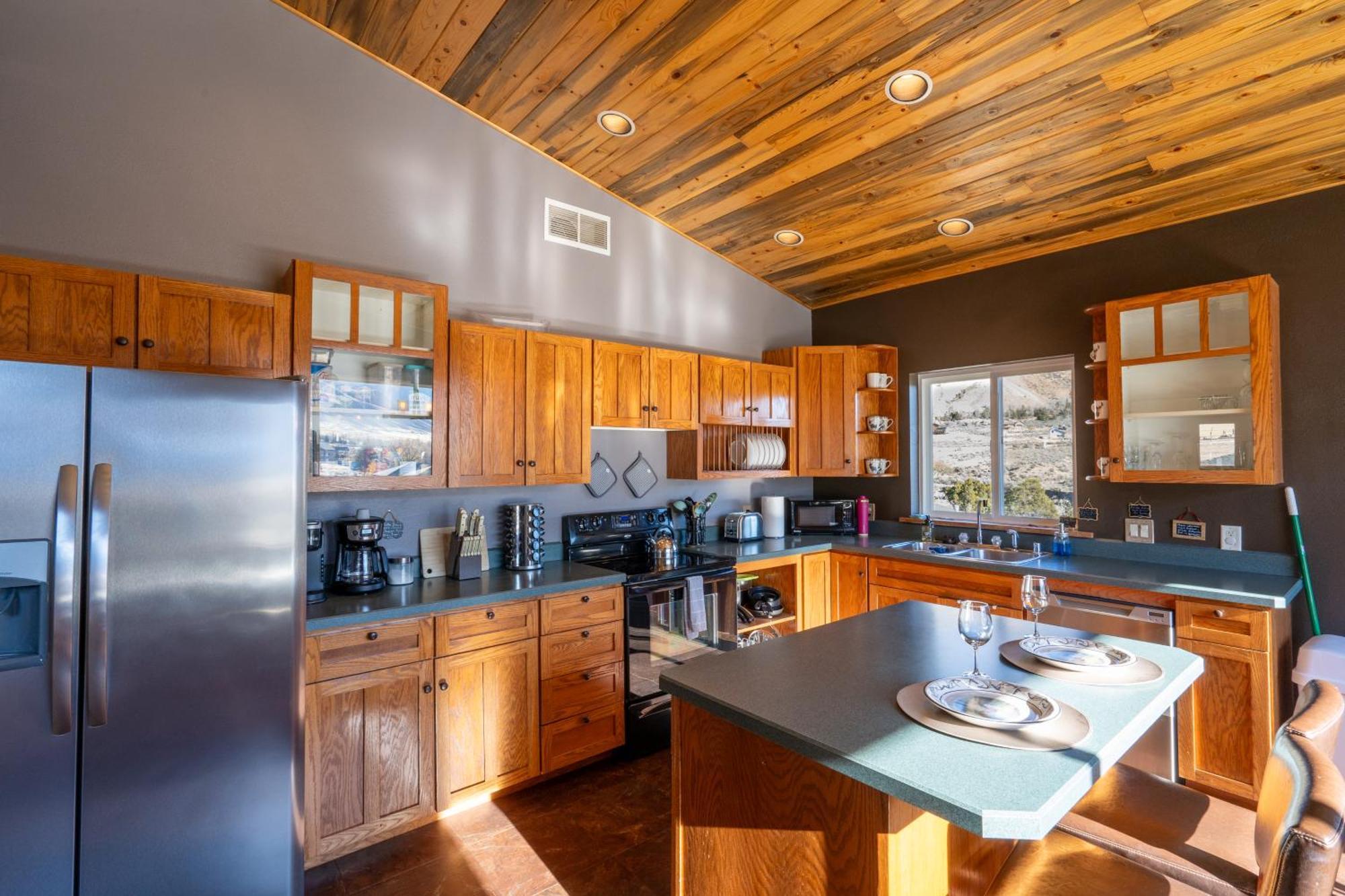גרדינר Bison Lodge - Lg Home - 2 Bedrooms - Less Than 5 Miles To Yellowstone North Entrance, Sleeps Up To 8 מראה חיצוני תמונה