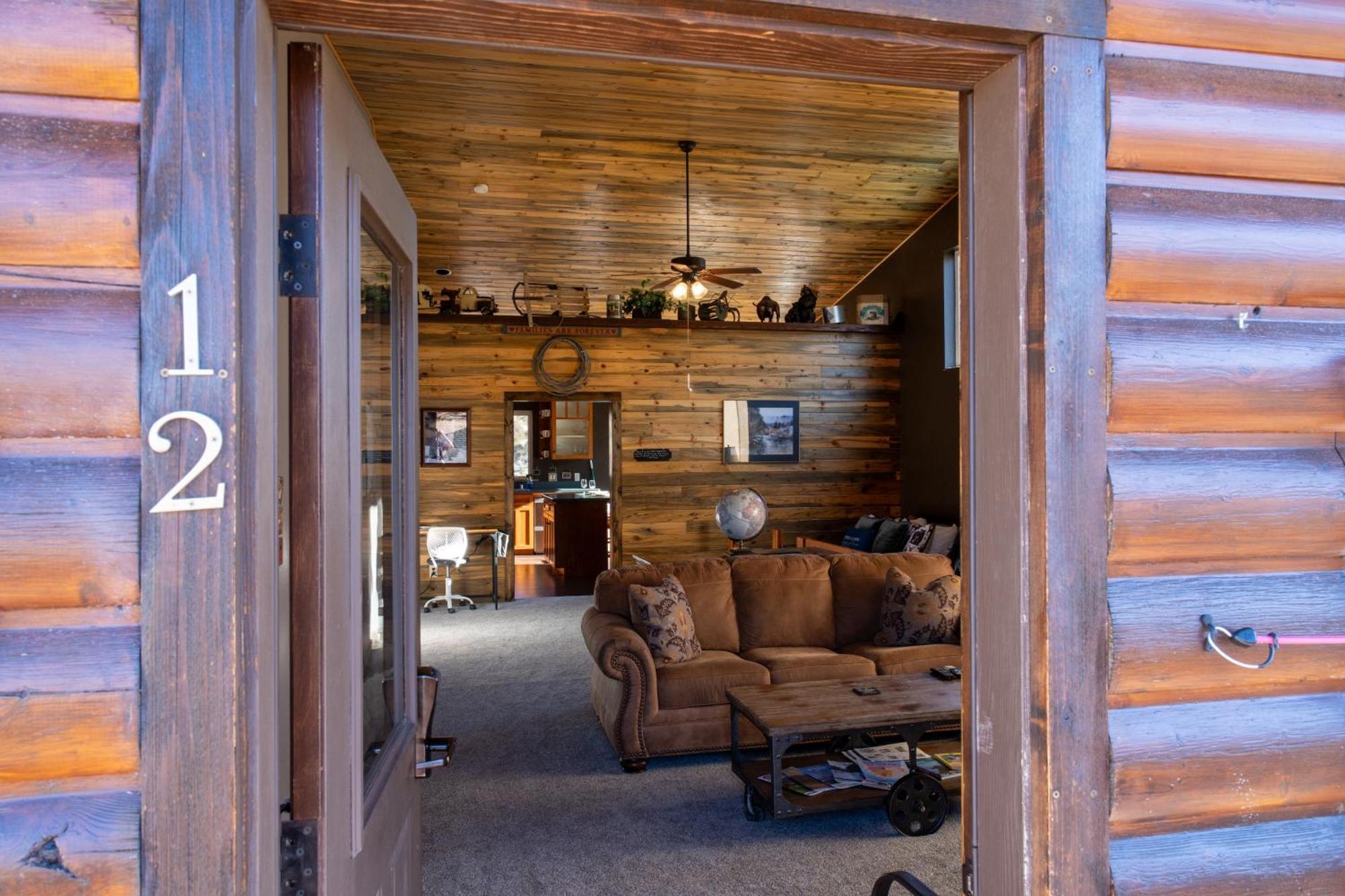 גרדינר Bison Lodge - Lg Home - 2 Bedrooms - Less Than 5 Miles To Yellowstone North Entrance, Sleeps Up To 8 מראה חיצוני תמונה